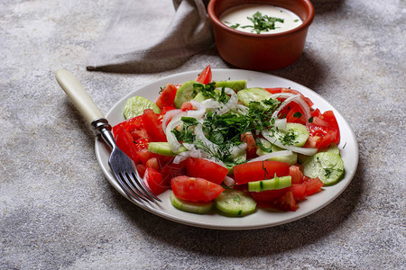 蔬菜沙拉配黄瓜和番茄图片