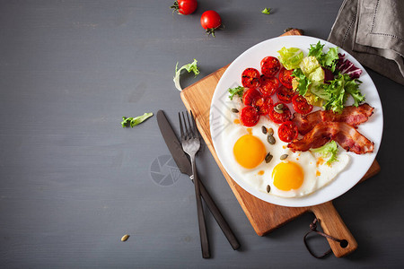 健康的keto饮食早餐鸡蛋西红柿图片