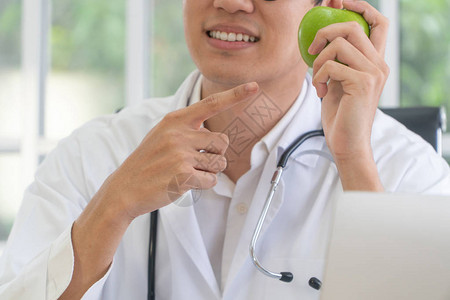 医生或营养师拿着青苹果图片