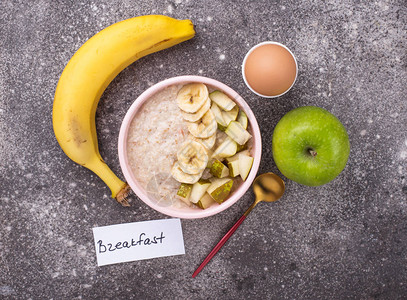 健康早餐燕麦片配水果和煮鸡蛋图片