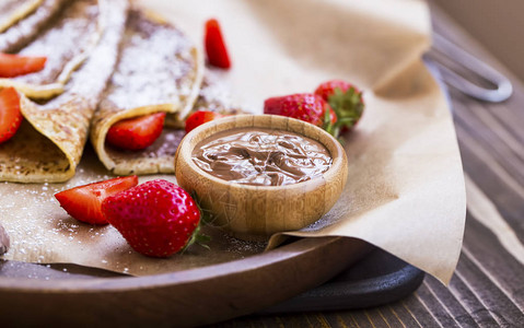 巧克力奶油酱加法国饼干和新鲜草莓甜图片