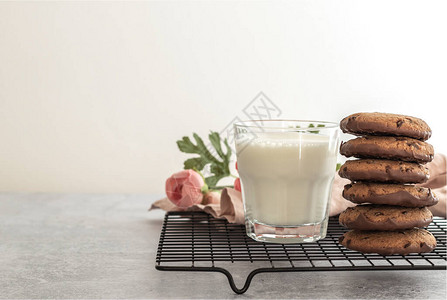 早上加一杯牛奶的燕麦巧克力饼干图片