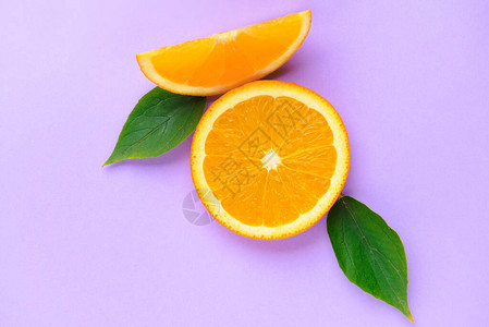 彩色背景上的新鲜橙色碎片图片