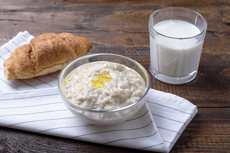 用燕麦牛奶羊角面包健康早餐图片