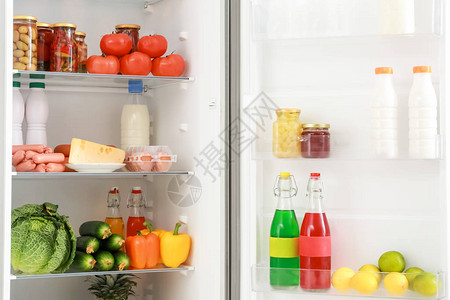 冰箱货架上的不同产品图片