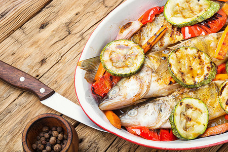 蔬菜装饰烤鱼西葫芦和胡椒烤梭子鱼海鲜图片