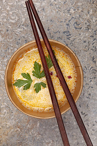 碗里的传统泰国冬阴功汤图片