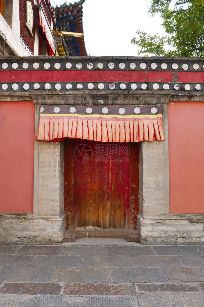 青海省西宁市湟中县藏传佛教寺院塔尔寺库姆寺的复古木门和墙壁图片