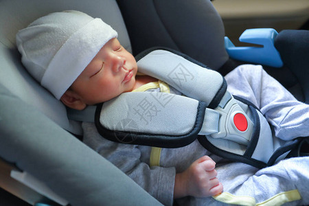 睡在汽车安全座椅安全带的软锁保护图片