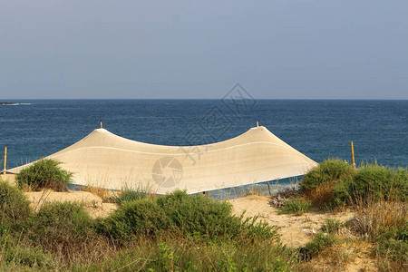 在以色列以北地中海荒弃海岸露营帐篷背景图片