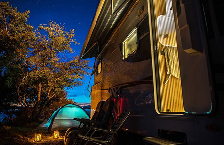 Van和Tent露营的野营者景色营地晚上图片