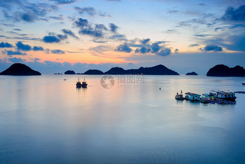 越南CatBa湾在日落时分图片