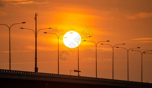 太阳在槟城二桥下山图片