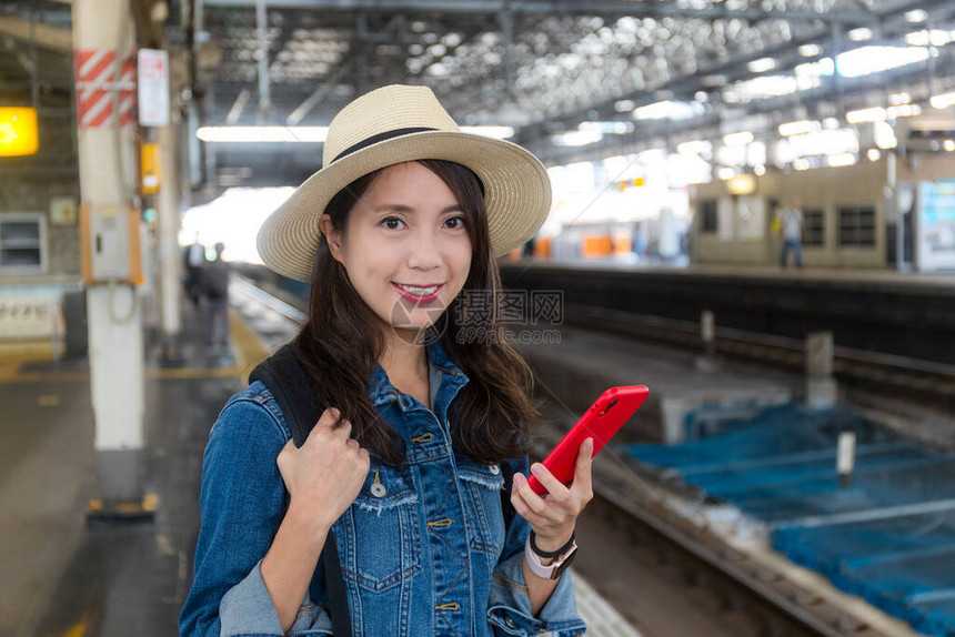 女在火车平台上使用移图片