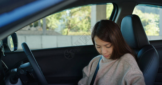 女人在车内系好安全带图片