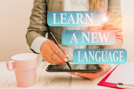 显示学习新语言的书写笔记除母语外的学习词的商业概念手持图片