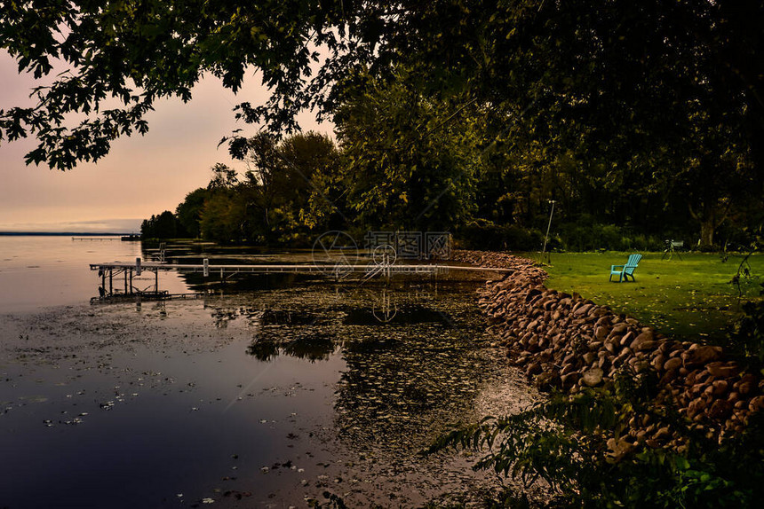 在平静的秋日早晨欣赏纽约西塞罗的奥奈达湖图片
