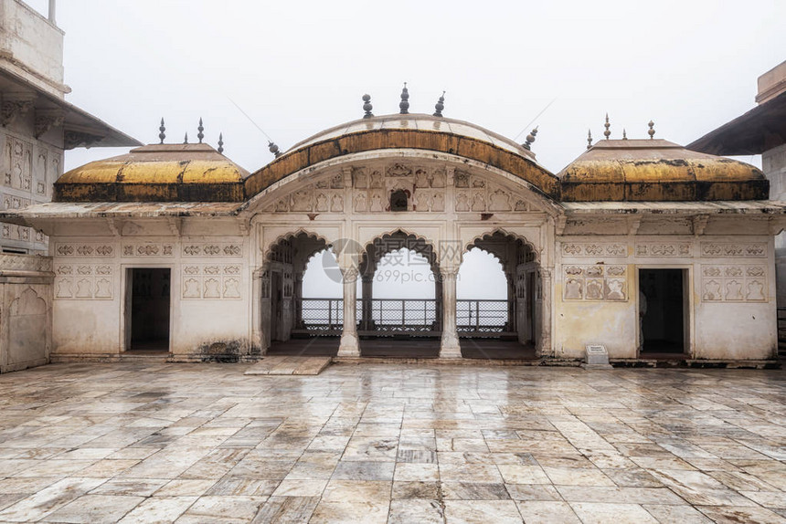印度的阿格拉市罗珊堡在冬季雾中被夺图片