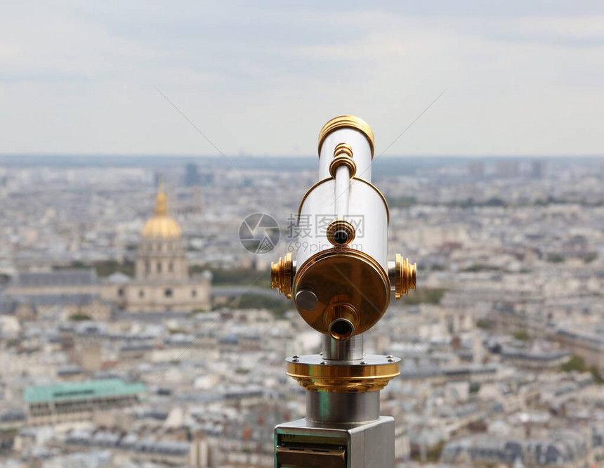 在法国巴黎埃菲尔铁塔和名为无能者纪念碑的金穹顶图片