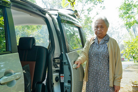 亚洲老年或老年妇人病打开滑门准备上车去度假图片