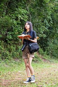 在森林中走动的漂亮女人公园中的自然足迹娱乐活动图片