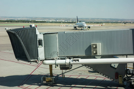 机场的乘客登机桥空中桥喷图片