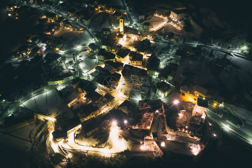 意大利特伦蒂诺奥萨纳村夜空中无人图片