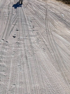 桑迪路印在沙子上的不同轮胎痕迹人图片