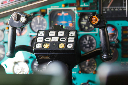 直升机驾驶舱仪表板的内部视图图片