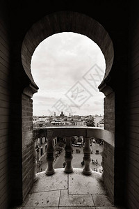 从西班牙塞维利亚的窗户看到的塞维利亚圣玛丽大教堂或塞图片
