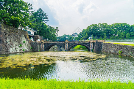 在东京市日本城建有护城和桥的帝国宫殿城堡图片