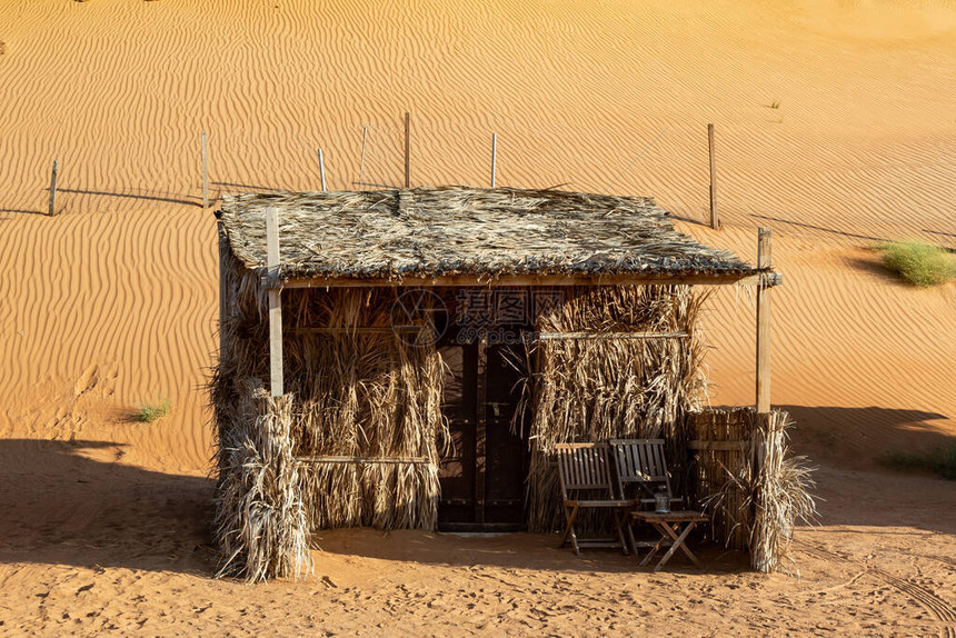 阿曼Wahiba沙丘前Nomadic沙漠营地的Baras图片