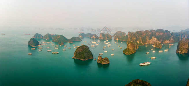 越南下龙湾全景与旅游船图片