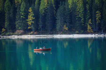 山中湖被森林环绕图片
