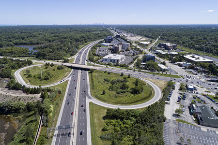 芝加哥郊区的高速公路立交桥坡道和办公楼的鸟瞰图图片