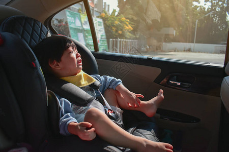 婴儿坐在汽车座椅安全驾驶图片