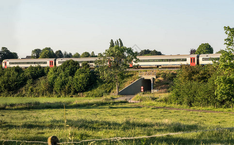 沿牛牧场有一条街在铁路背景图片