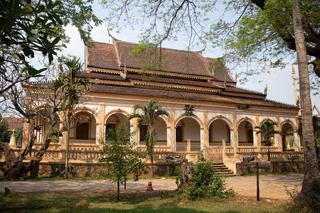 柬埔寨佛教寺庙建筑和雕像图片