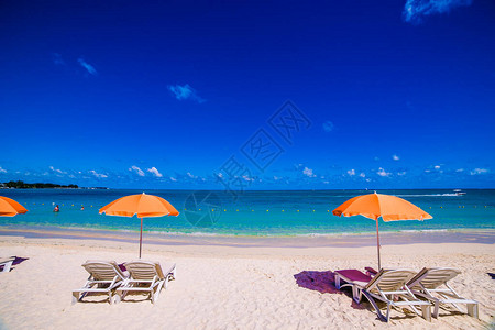 毛里求斯岛的遮阳伞和沙滩图片