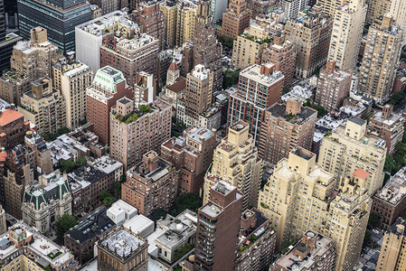 美国纽约市曼哈顿市的摩天大楼和交通图片