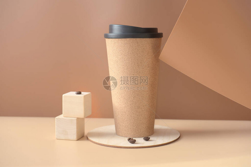 时尚的咖啡杯和米色背景上的咖啡豆咖啡去或带走可重复使用的杯子里的饮料可持续和生态产品图片