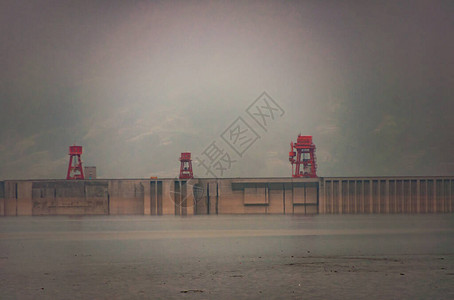 YangtzeRiver清晨在水雾和烟雾覆盖的堤坝上对河背景图片