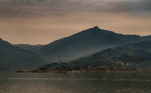 长江雾霾的早晨大坝前上游的棕色天空下图片