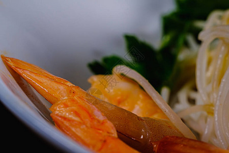 带蔬菜的虾面和美味大米面宏观图片