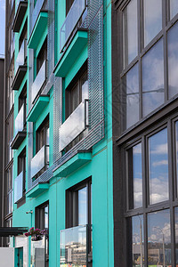 以玻璃阳台为颜色的明亮绿石色现代公寓图片
