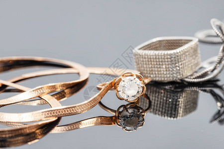 蛇纹金银链宝石金戒指钻石方形银戒指图片