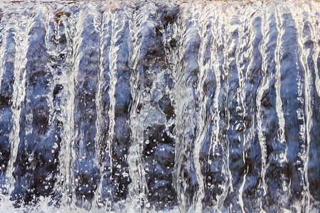 水流水晶透明的溪流在喷雾一滴图片