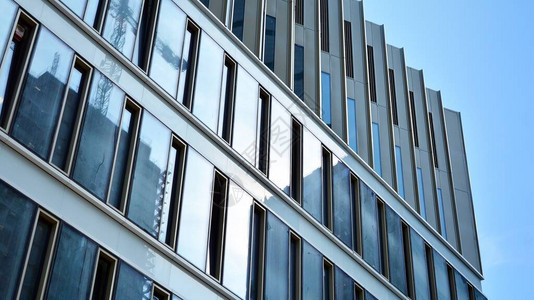 对玻璃钢蓝色背景的全景和透视广角视图成功的办公建筑的经营理念带玻背景图片