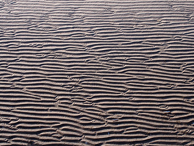 满板的海滩背景湿沙上由水形成的地表图片