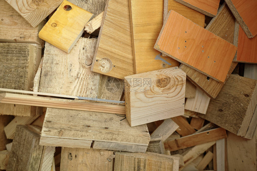 木板和木材的短木切片木工车间的木工废图片